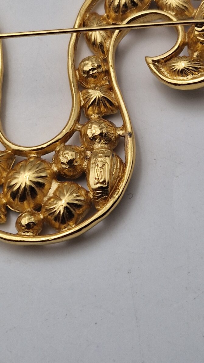 Importante broche Yves Saint Laurent en métal doré et strass signe zodiacal du bélier – Image 4