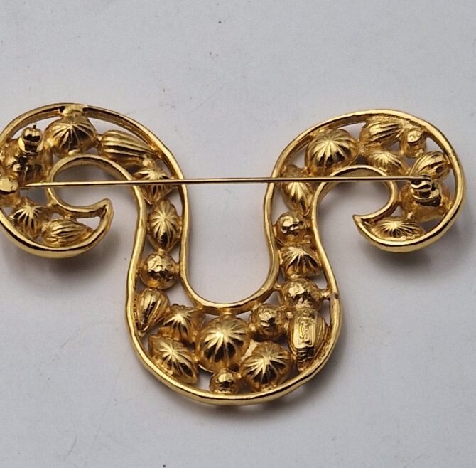 Importante broche Yves Saint Laurent en métal doré et strass signe zodiacal du bélier – Image 2