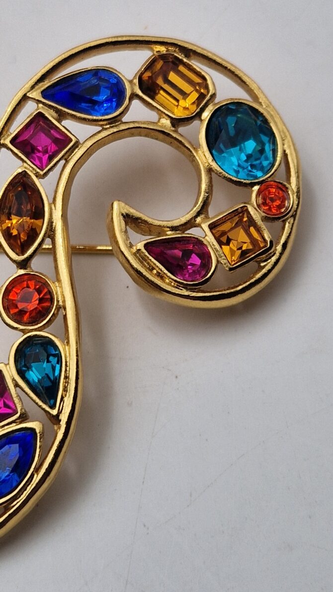 Importante broche Yves Saint Laurent en métal doré et strass signe zodiacal du bélier – Image 5