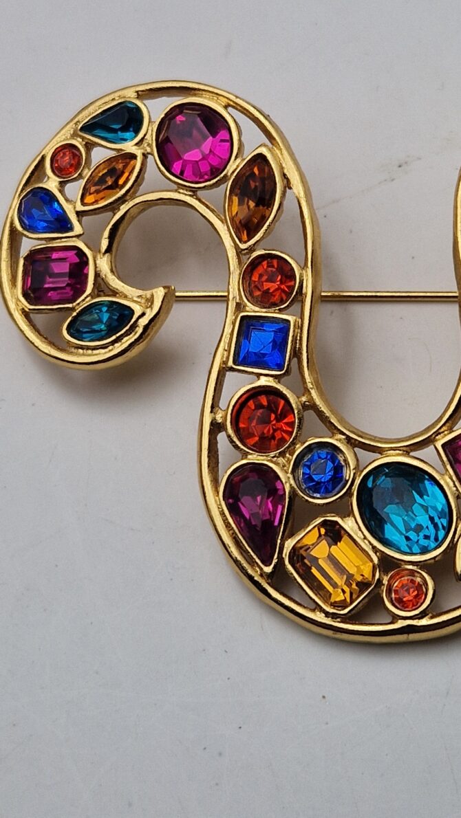 Importante broche Yves Saint Laurent en métal doré et strass signe zodiacal du bélier – Image 6