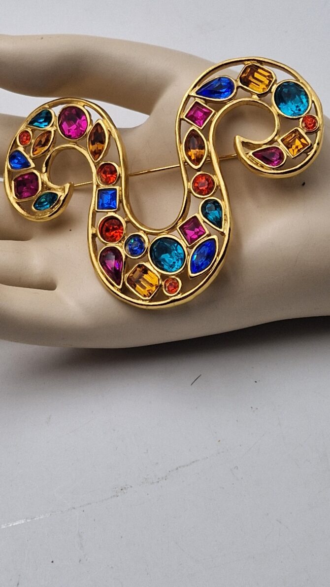 Importante broche Yves Saint Laurent en métal doré et strass signe zodiacal du bélier – Image 3