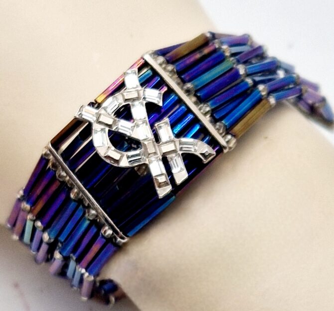 Bracelet Yves Saint Laurent en perles, strass et métal argenté