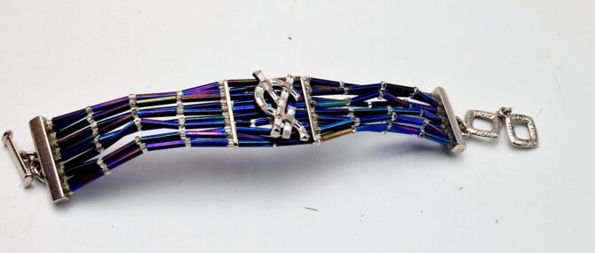 Bracelet  Yves Saint Laurent en perles, strass et métal argenté – Image 3