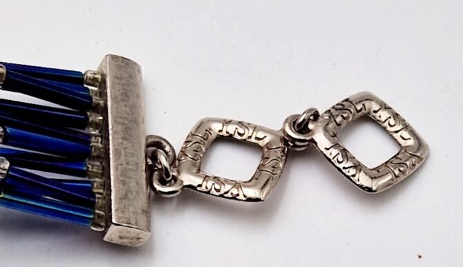 Bracelet  Yves Saint Laurent en perles, strass et métal argenté – Image 2
