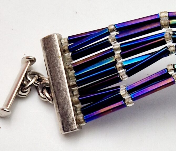 Bracelet  Yves Saint Laurent en perles, strass et métal argenté – Image 4