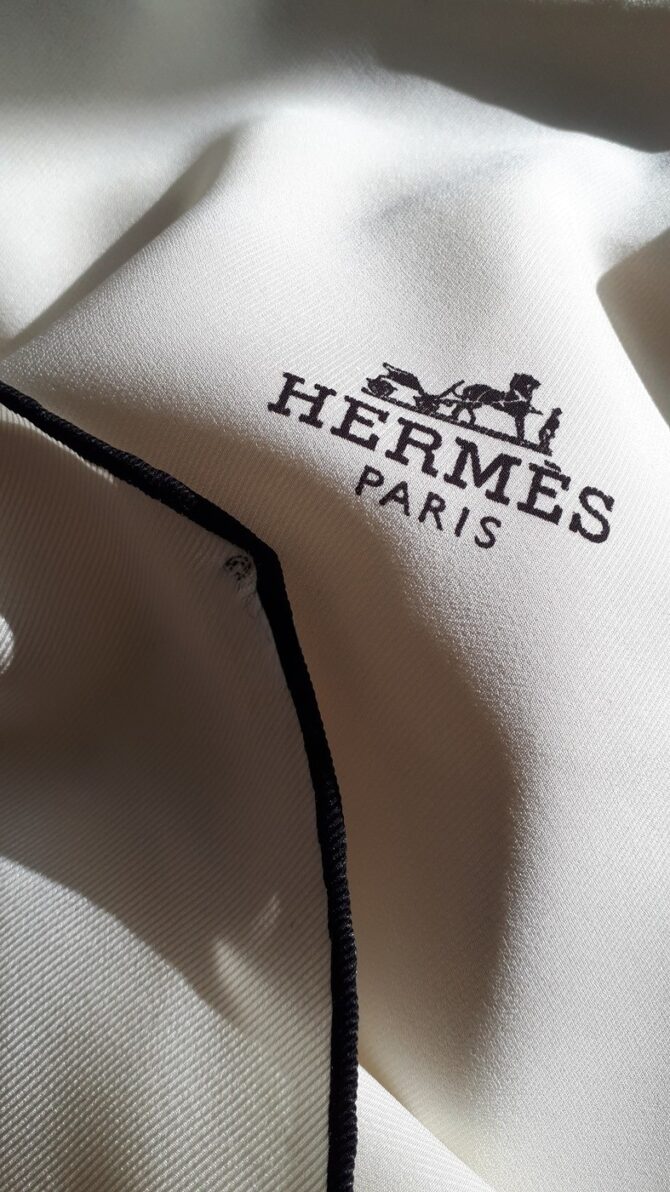 Foulard pointu Hermès en soie noir et blanc – Image 2