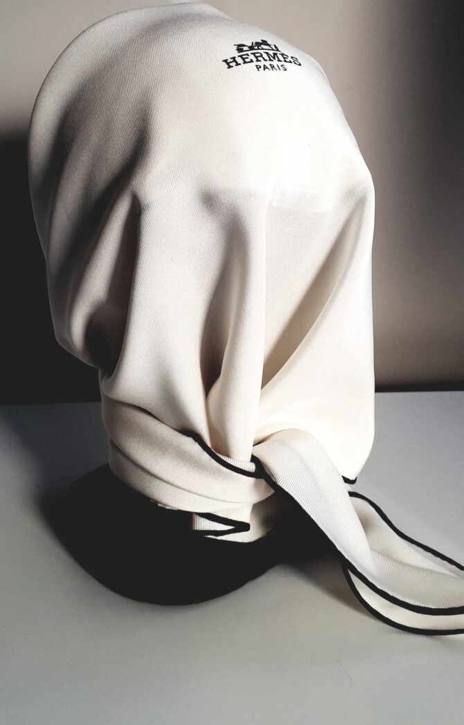 Foulard pointu Hermès en soie noir et blanc