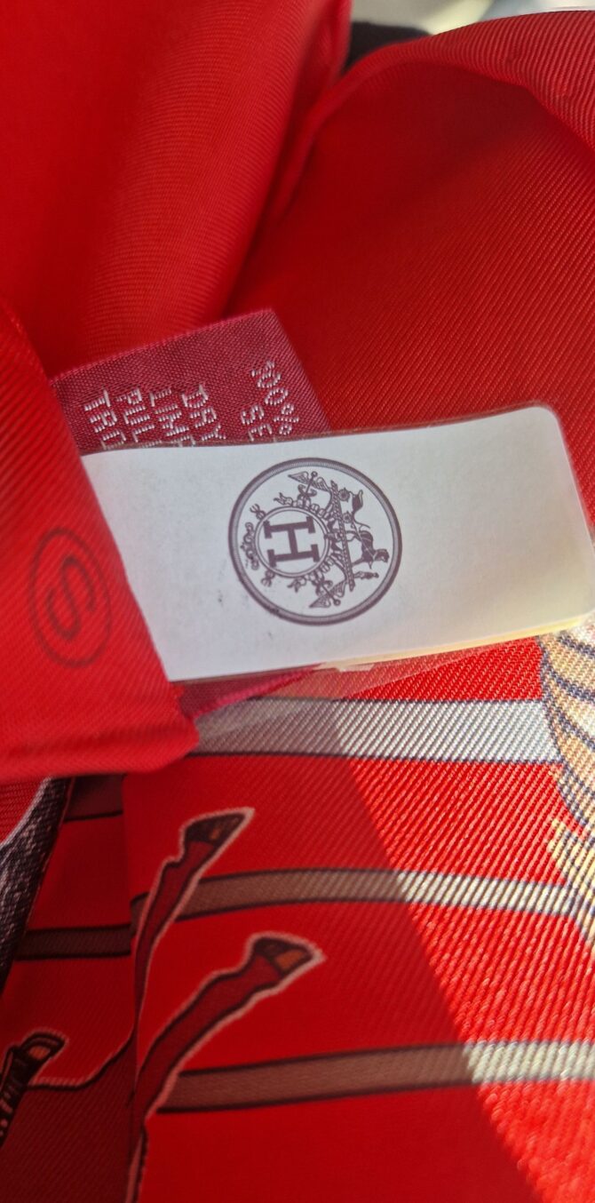 Carré Hermès double face à l'état neuf avec son étiquette L'indien Pani La shar Pawnee par Kermit Oliver – Image 10