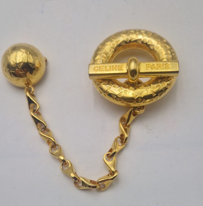 Broche Couture Céline Paris – Doré martelé & chaîne pendante – Image 6