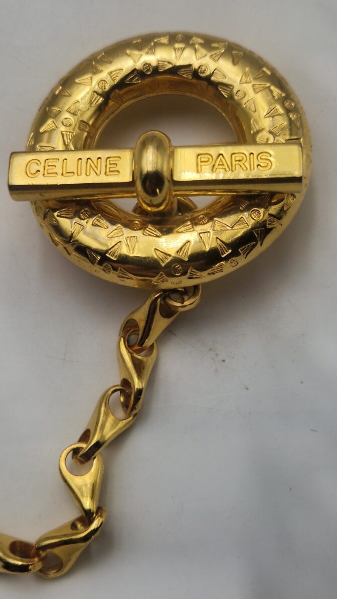 Broche Couture Céline Paris – Doré martelé & chaîne pendante – Image 4