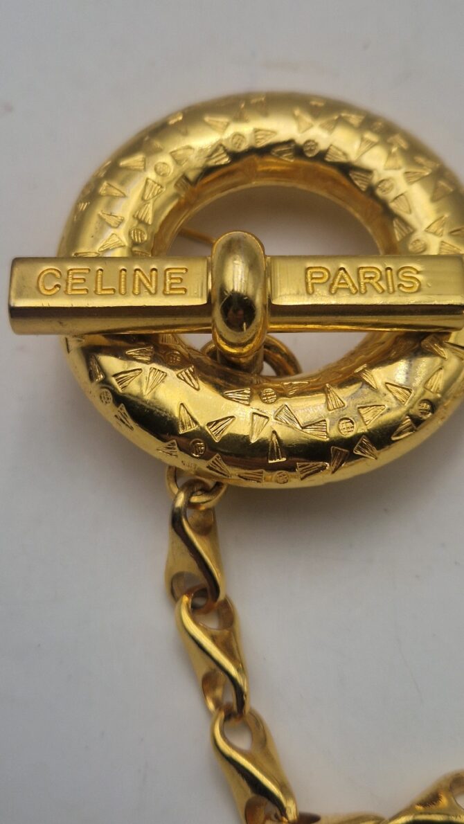Broche Couture Céline Paris – Doré martelé & chaîne pendante – Image 2