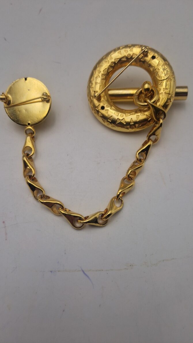 Broche Couture Céline Paris – Doré martelé & chaîne pendante – Image 7