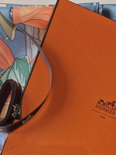 Charme des plages normandes carré Hermès par Loic Dubigeon