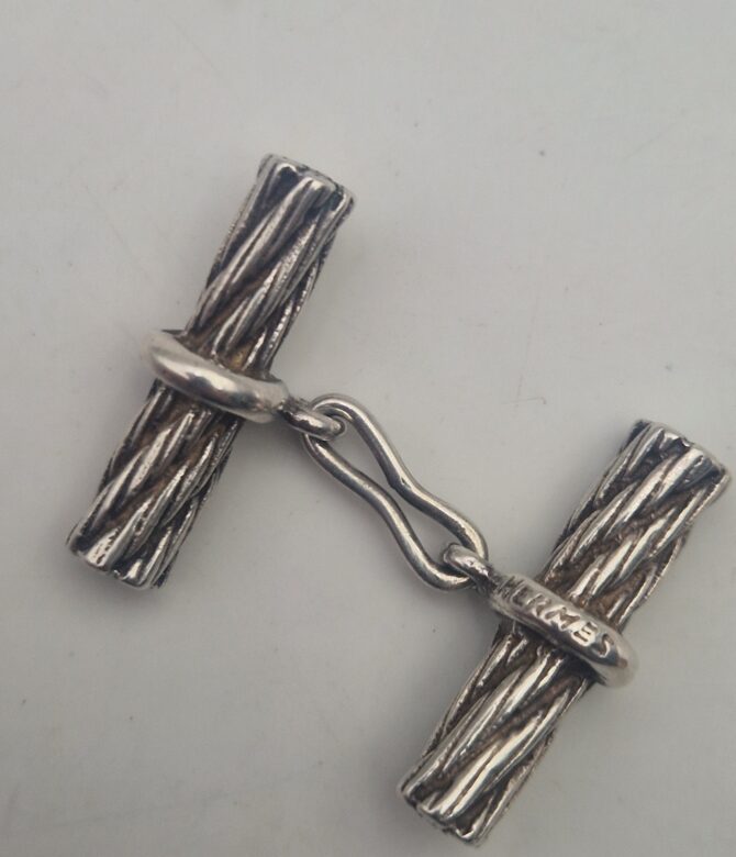 Paire de boutons de manchettes Hermès en argent par Gaetan de Percin dans leur boîte – Image 7