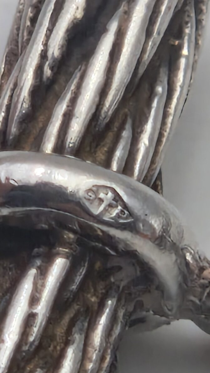 Paire de boutons de manchettes Hermès en argent par Gaetan de Percin dans leur boîte – Image 4
