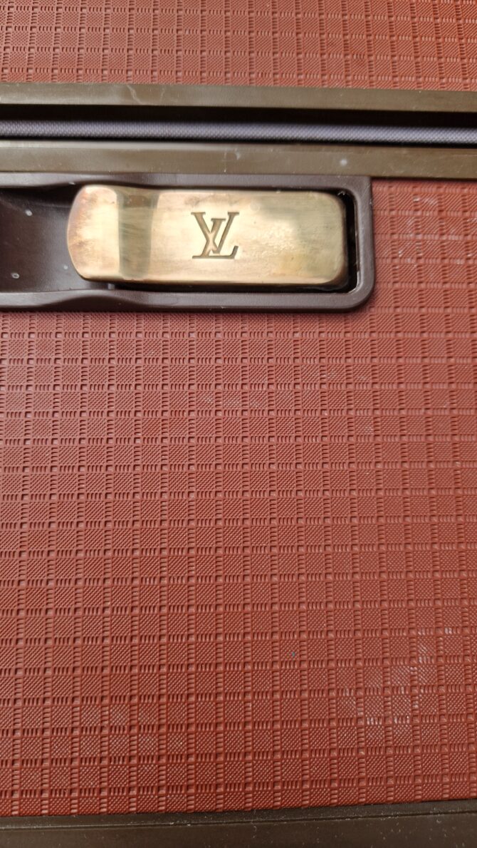 Valise Louis Vuitton rigide rouge texturé – Modèle rare des années 80 – Image 3