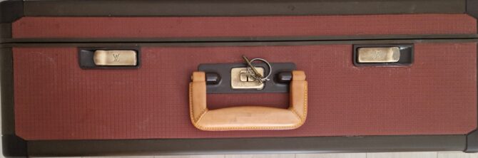 Valise Louis Vuitton rigide rouge texturé – Modèle rare des années 80 – Image 5