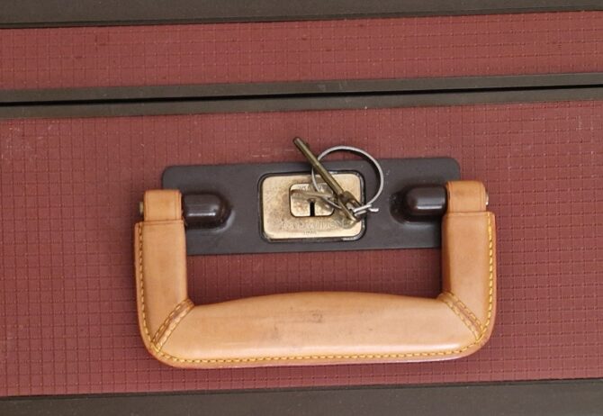 Valise Louis Vuitton rigide rouge texturé – Modèle rare des années 80 – Image 6