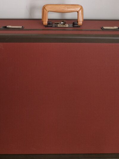 Valise Louis Vuitton rigide rouge texturé – Modèle rare des années 80