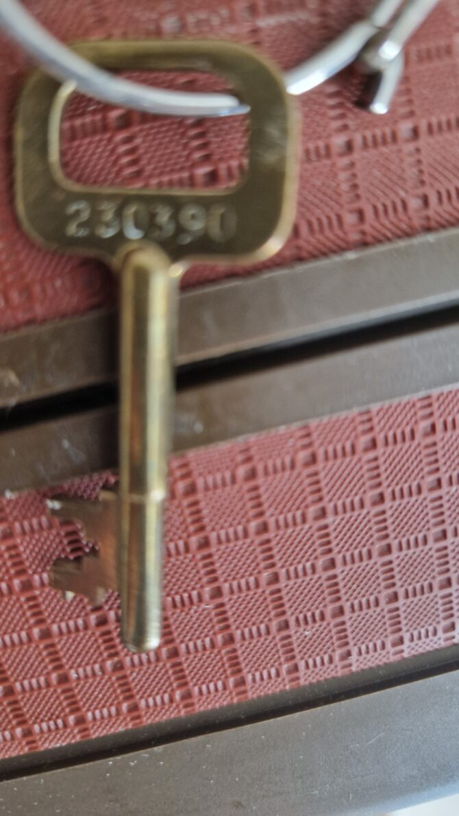 Valise Louis Vuitton rigide rouge texturé – Modèle rare des années 80 – Image 8