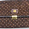 pochette de correspondance Guy Laroche, datant des années 1970. En velours marron imprimé du célèbre monogramme « GL », cette pièce raffinée allie style et fonctionnalité. Elle s’ouvre sur un intérieur structuré en cuir et tissu imprimé