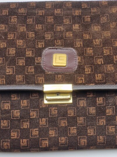 pochette de correspondance Guy Laroche, datant des années 1970. En velours marron imprimé du célèbre monogramme « GL », cette pièce raffinée allie style et fonctionnalité. Elle s’ouvre sur un intérieur structuré en cuir et tissu imprimé