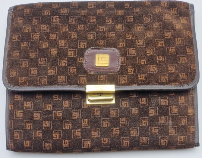 pochette de correspondance Guy Laroche, datant des années 1970. En velours marron imprimé du célèbre monogramme « GL », cette pièce raffinée allie style et fonctionnalité. Elle s’ouvre sur un intérieur structuré en cuir et tissu imprimé