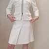 Tailleur Chanel en tweed blanc de la collection printemps 2019 Veste zippéeà chaînettes et boutons lions taille 38