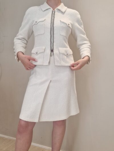 Tailleur Chanel en tweed blanc de la collection printemps 2019 Veste zippéeà chaînettes et boutons lions taille 38