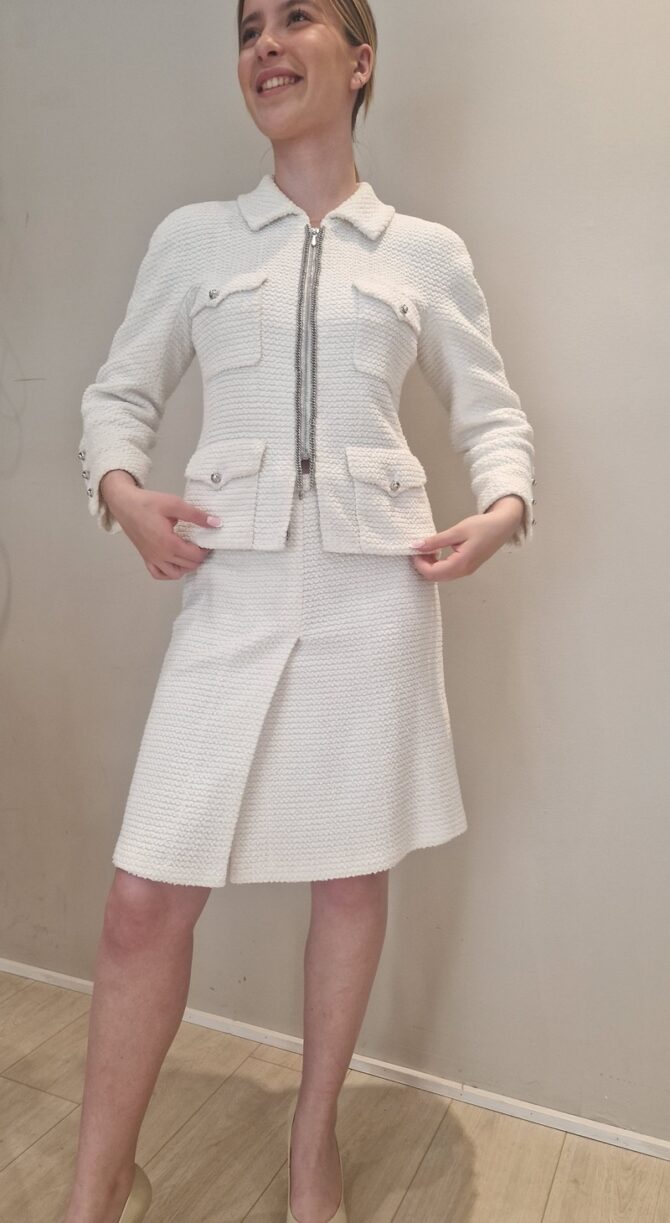 Tailleur Chanel en tweed blanc de la collection printemps 2019 Veste zippéeà chaînettes et boutons lions taille 38