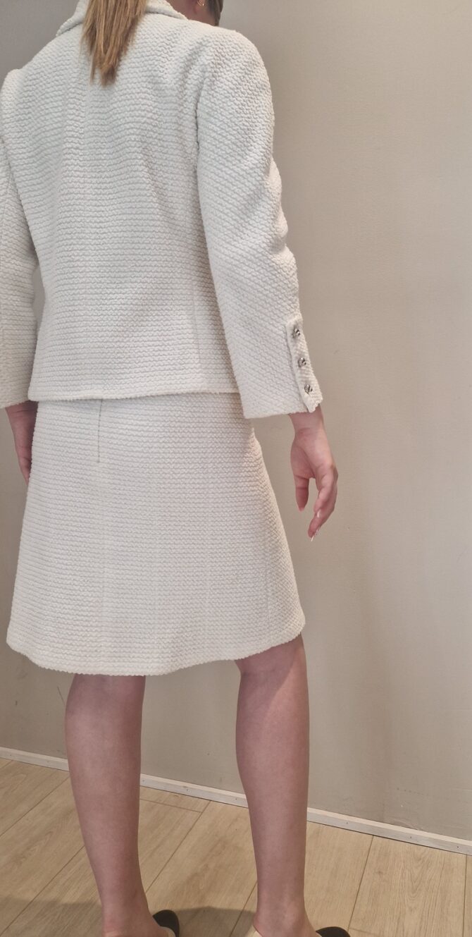 Tailleur Chanel en tweed blanc – Taille 38 - Collection Printemps-Été 2019 – Image 4
