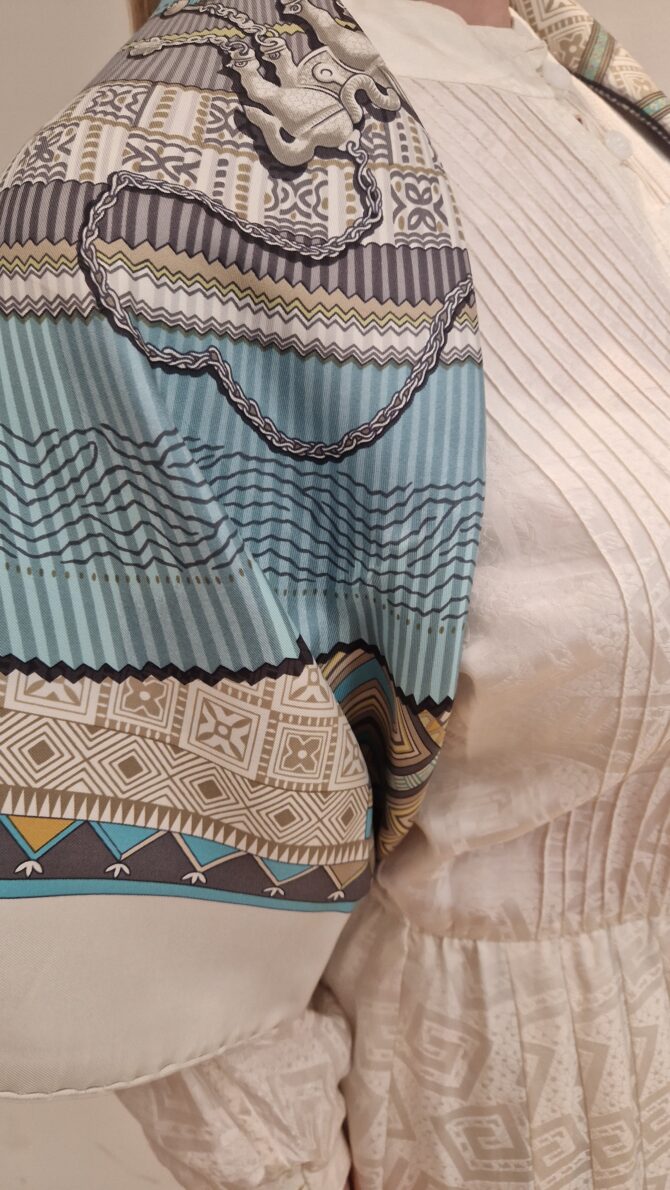 Vue du centre du carré Hermès Cent Plis des Miao, création de 2010 par Aline Honoré. Le motif évoque les plis concentriques des costumes traditionnels