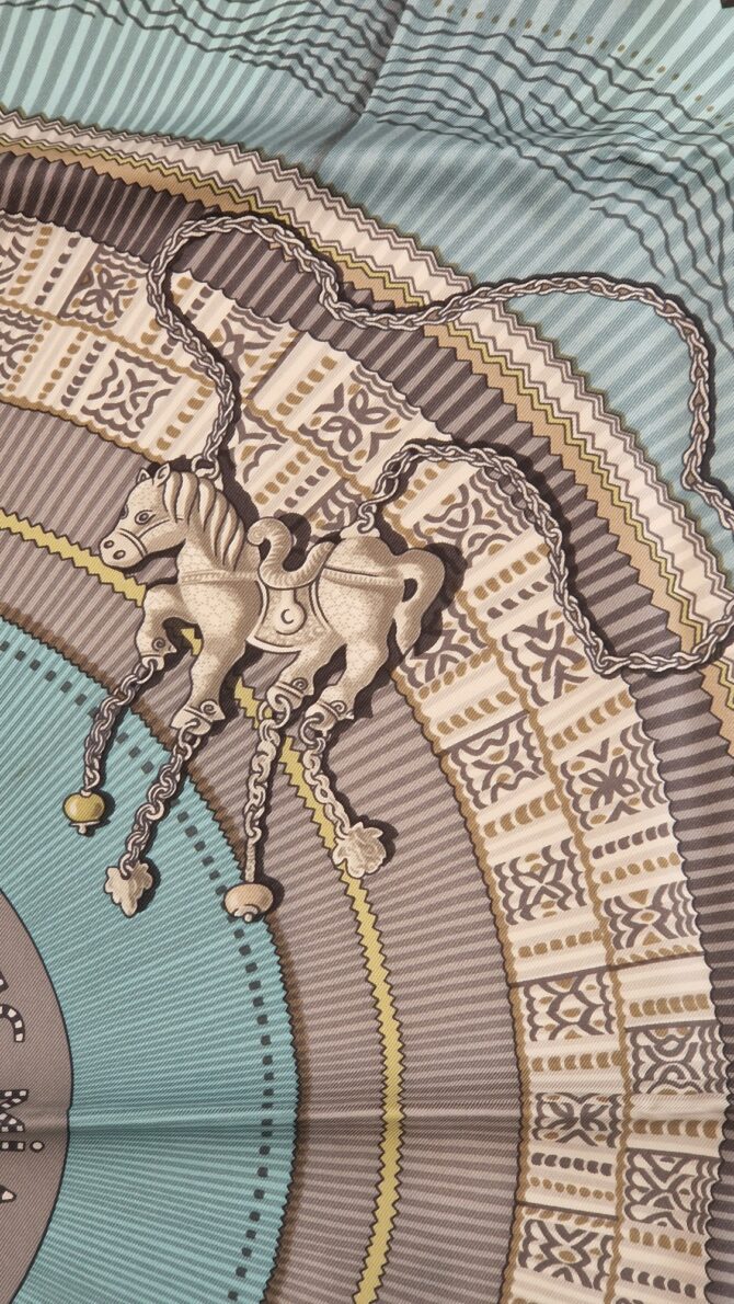 Carré Hermès Cent plis des Miao par Aline Honoré 2010 – Image 4
