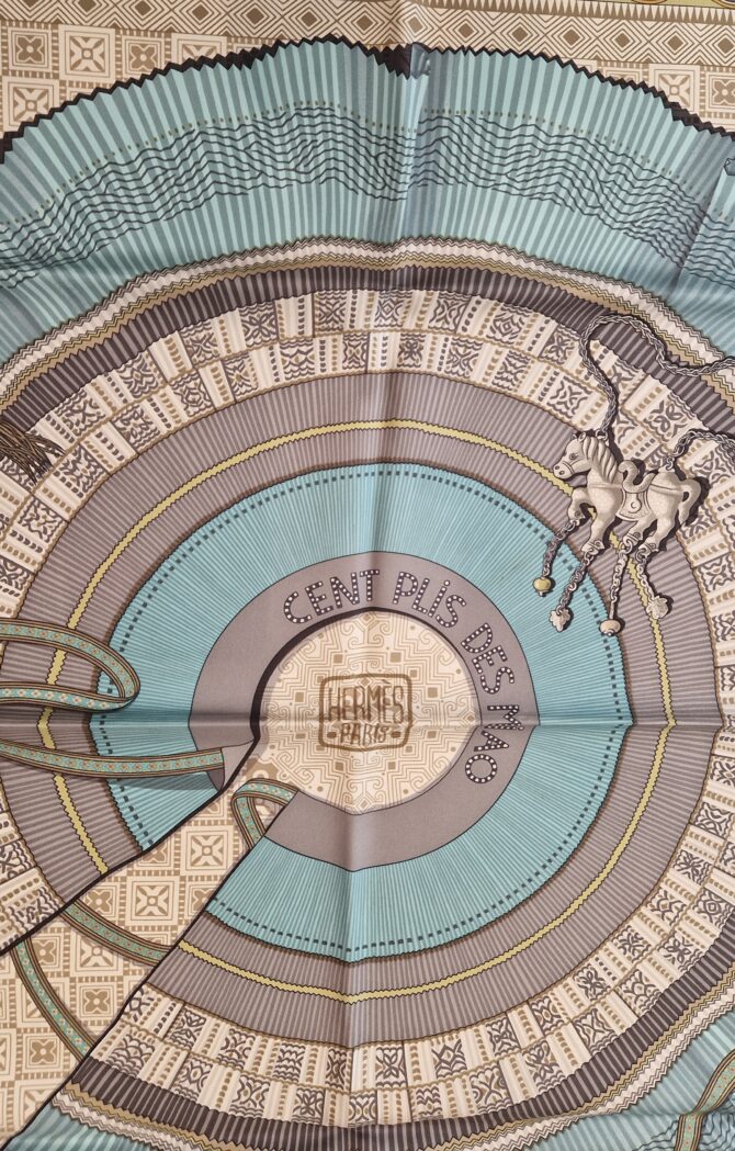 Carré Hermès Cent Plis des Miao en soie, 2010 – Centre avec nom du foulard et motifs circulaires