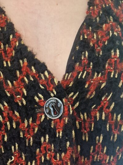 Gilet Chanel en tricot façon tweed - boutons siglés motif serrure