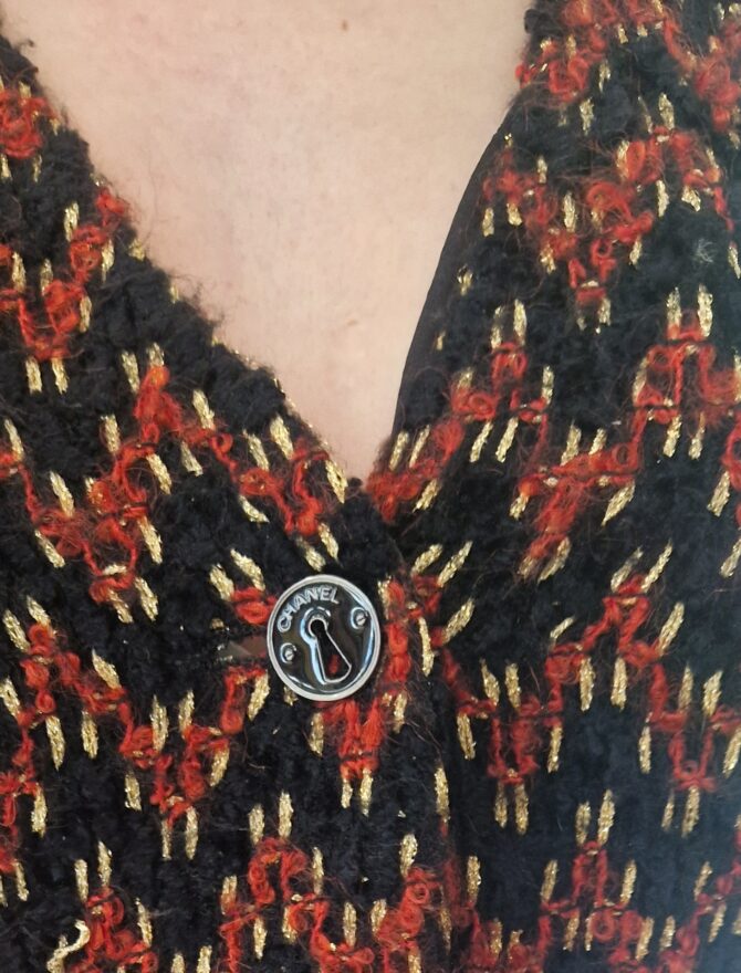 Gilet Chanel en tricot façon tweed - boutons siglés motif serrure
