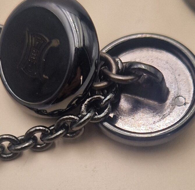Boutons de manchette Céline vintage  en métal noirci motif triomphe – Image 3