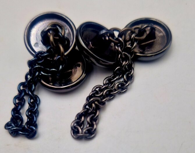 Boutons de manchette Céline vintage  en métal noirci motif triomphe – Image 4