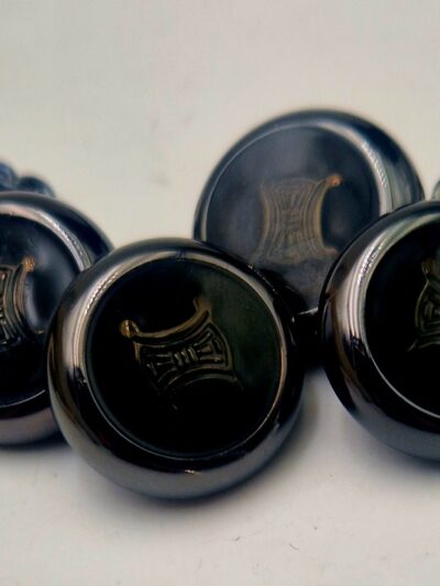 boutons de manchette ne métal noirci motif triomphe avec chaîne