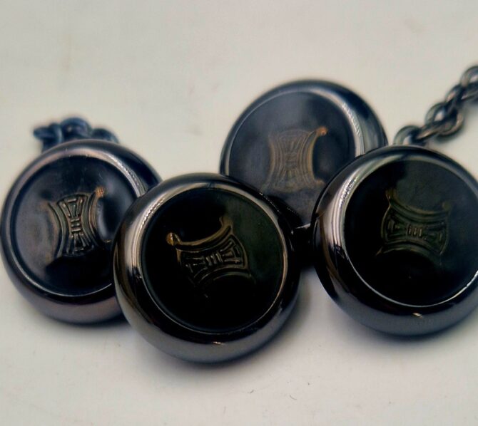 boutons de manchette ne métal noirci motif triomphe avec chaîne