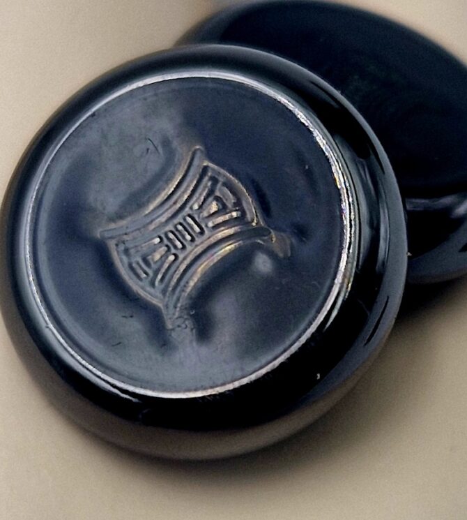 Boutons de manchette Céline vintage  en métal noirci motif triomphe – Image 2