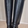 Vue arrière des talons en cuir verni noir – Back view of black patent leather block heels.