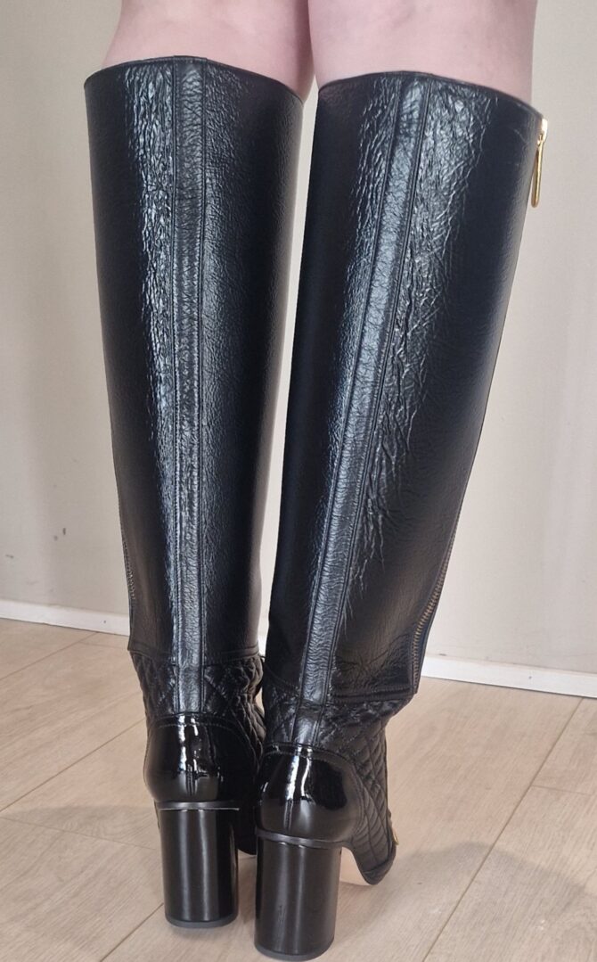 Vue arrière des talons en cuir verni noir – Back view of black patent leather block heels.
