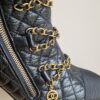 Détail des chaînes dorées avec logo CC – Gold chains detail with CC logo charm.