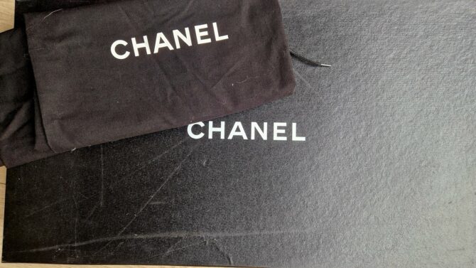 Boîte d’origine Chanel et housses de protection – Original Chanel box and dust bags.
