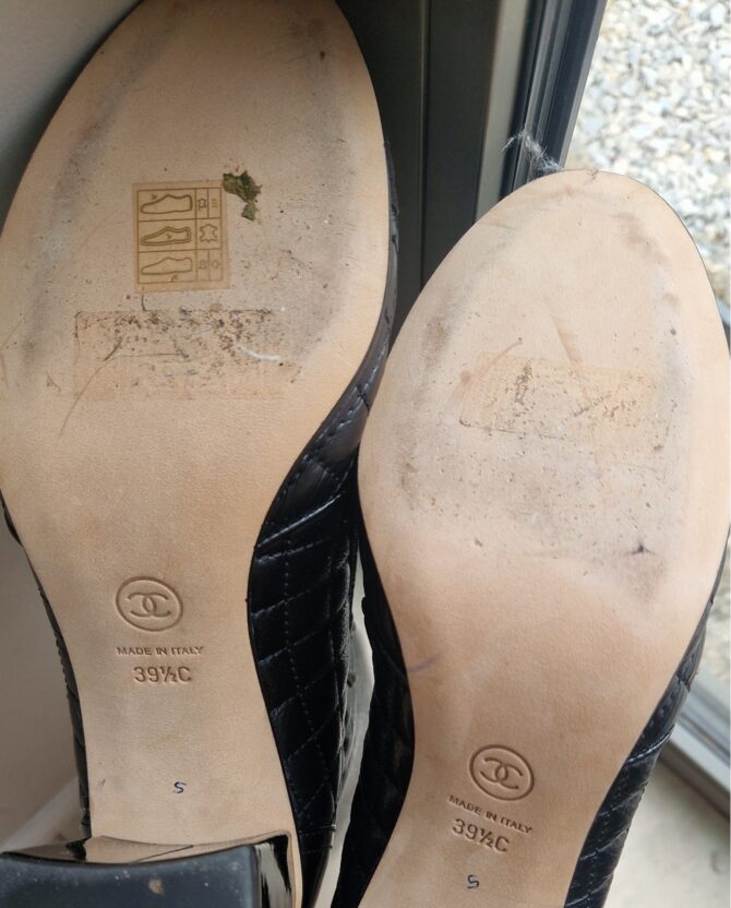 Semelles neuves marquées Chanel 39 ½ C – Chanel soles marked 39 ½ C, unworn condition.