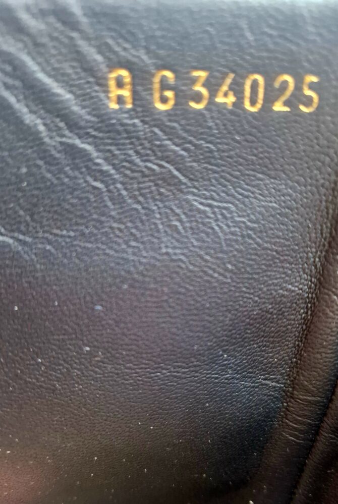 Numéro de série interne AG34025 – Internal reference code AG34025.