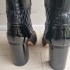 Vue arrière des talons en cuir verni noir – Back view of black patent leather block heels.