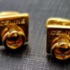 Boutons de manchette Céline vintage carrés en métal doré.