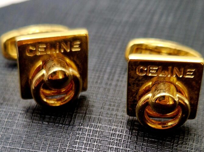 Boutons de manchette Céline vintage carrés en métal doré.